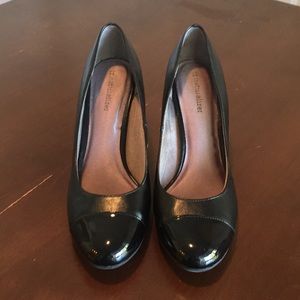 Black low heel comfort pumps